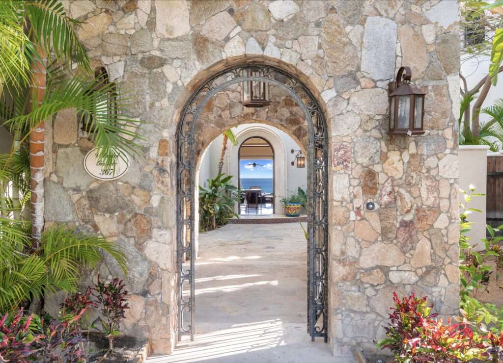 Villas del Mar Villas Del Mar Located in the prestigious Palmilla community within Villas del Mar Phase III, Villa del grande-Casita 367 is positioned on a desirable second-row beachfront lot just steps from one of Los Cabos best swimmable beaches. Offering over 5,700 sq.ft. of total living space, the residence features 4 bedrooms and 4.5 bathrooms, including a separate guest casita with full bath. Two of the upstairs bedrooms open to private terraces with elevated – 367 Villas del Mar, San Jose Corridor, BS